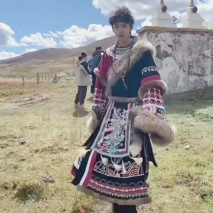 Photography Of A Man - 古典的な刺繍入りチベットローブ男性女性伝統的な豪華な襟の服カップル旅行結婚式の写真撮影漢服ドレスニッチ